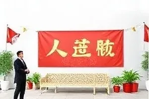 早班地铁里的公益接力：站台志愿服务台实拍